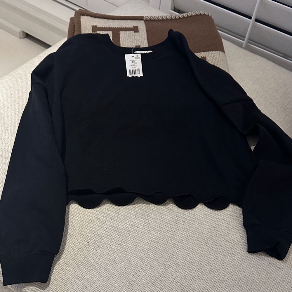 Suzy Shier Black Scalloped Hem Sweatshirt
